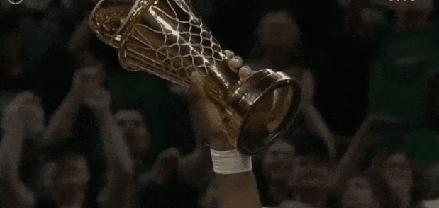 杰伦·布朗夺得FMVP奖杯 塔图姆表情大变