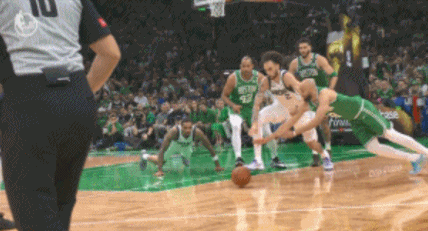 这迷人的笑容！广播公司捕捉到怀特的门牙被莱弗利打断 