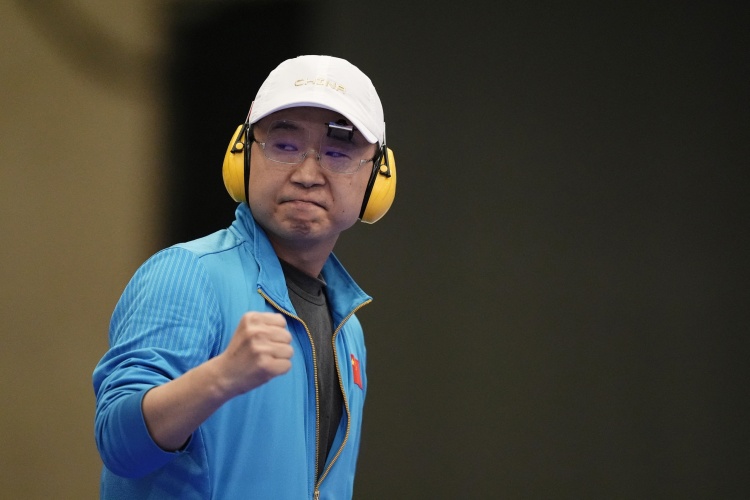 射击世界杯总决赛男子25米手枪速射赛：奥运冠军李越宏夺得金牌