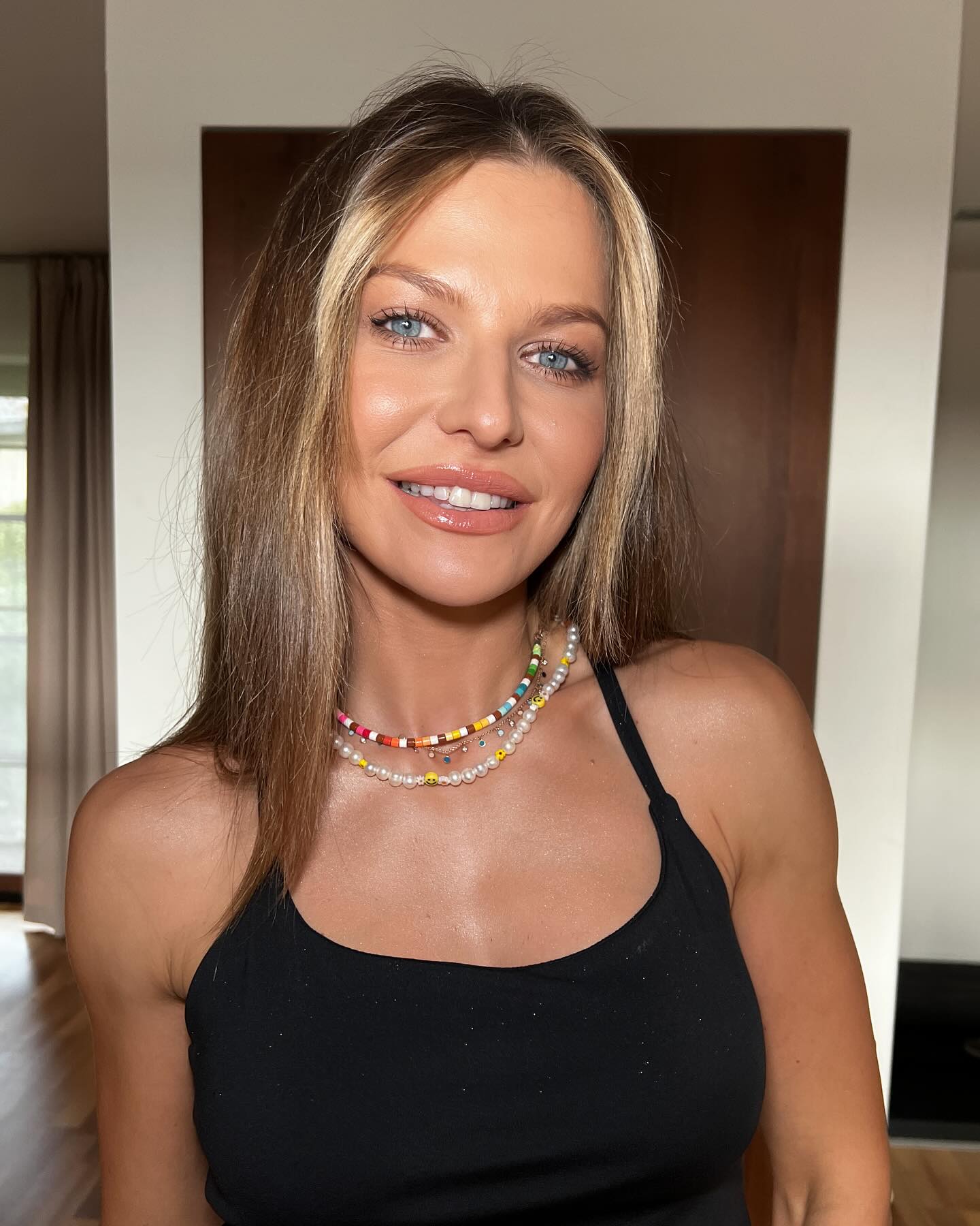 颜值PK!国家德比巴萨太太团:拉菲尼亚妻子、奥尔莫女友......