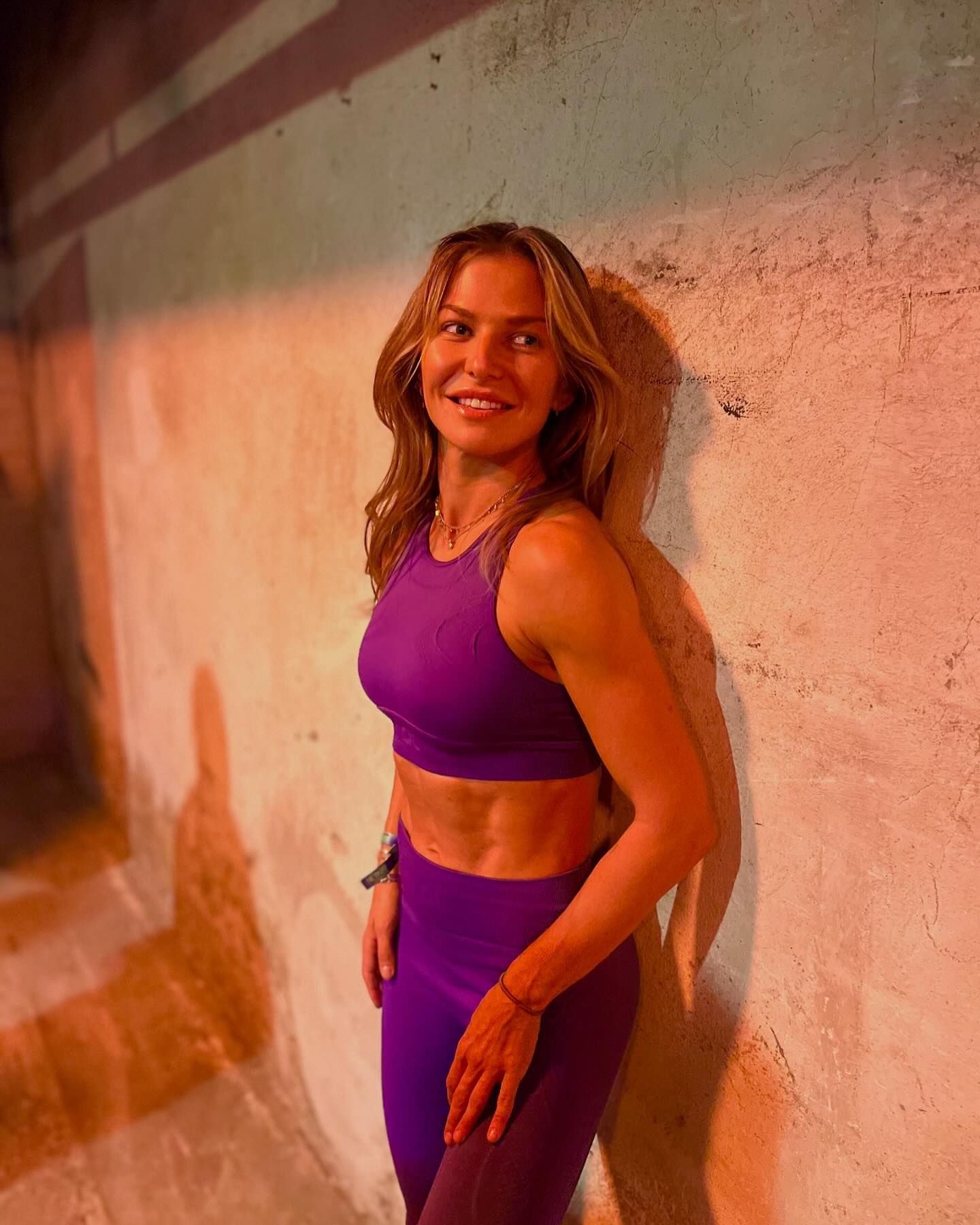 颜值PK!国家德比巴萨太太团:拉菲尼亚妻子、奥尔莫女友......