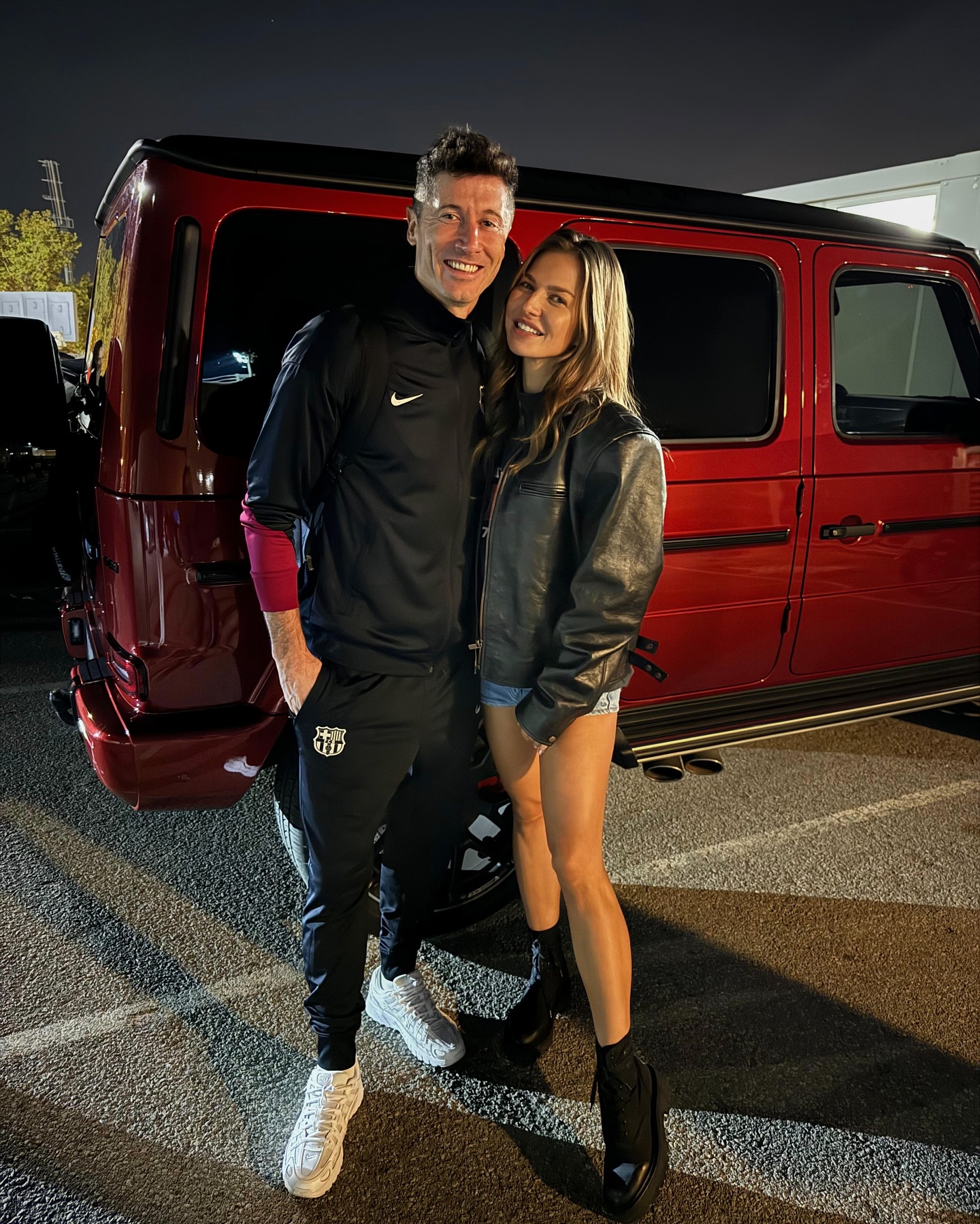 颜值PK!国家德比巴萨太太团:拉菲尼亚妻子、奥尔莫女友......