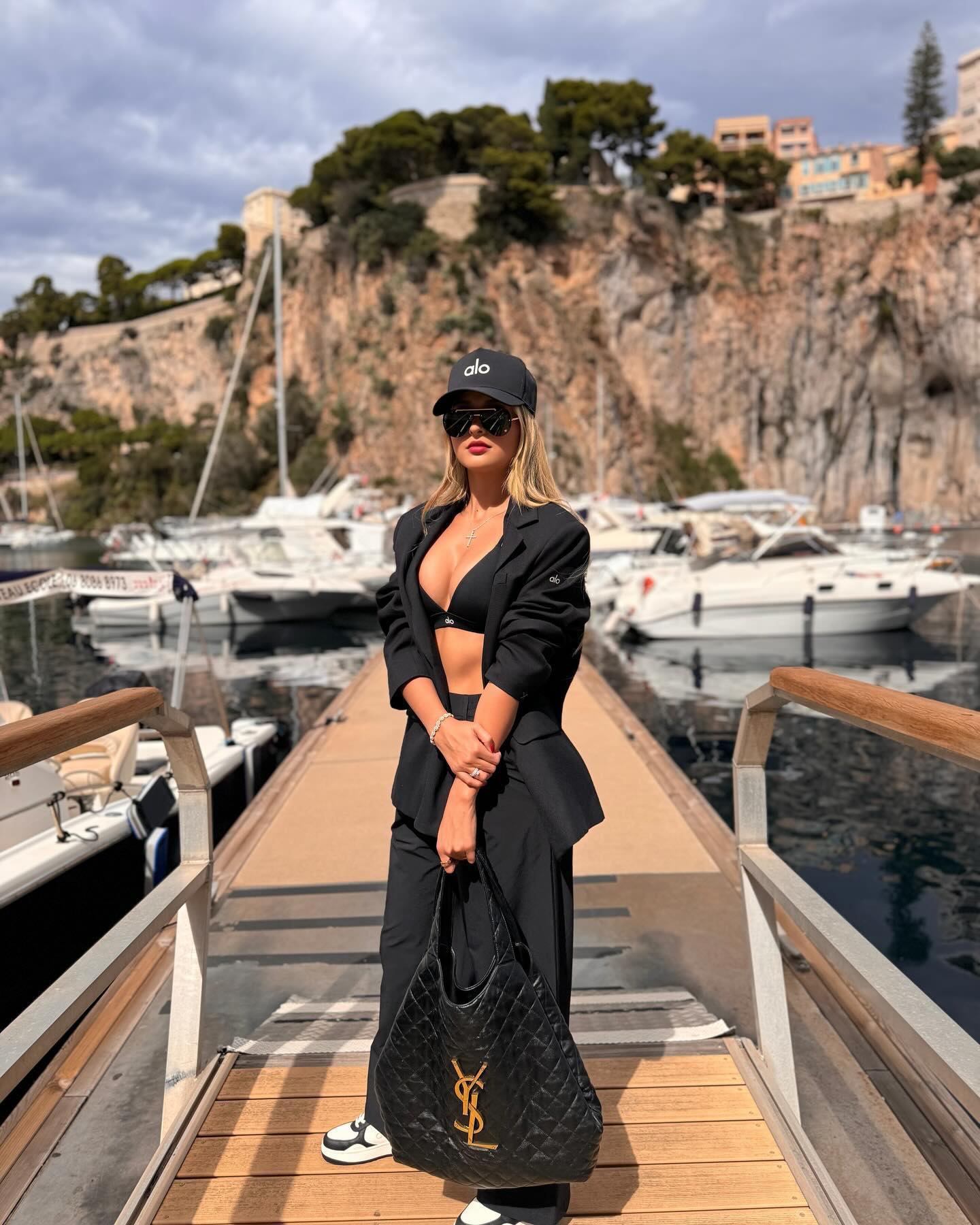 颜值PK!国家德比巴萨太太团:拉菲尼亚妻子、奥尔莫女友......