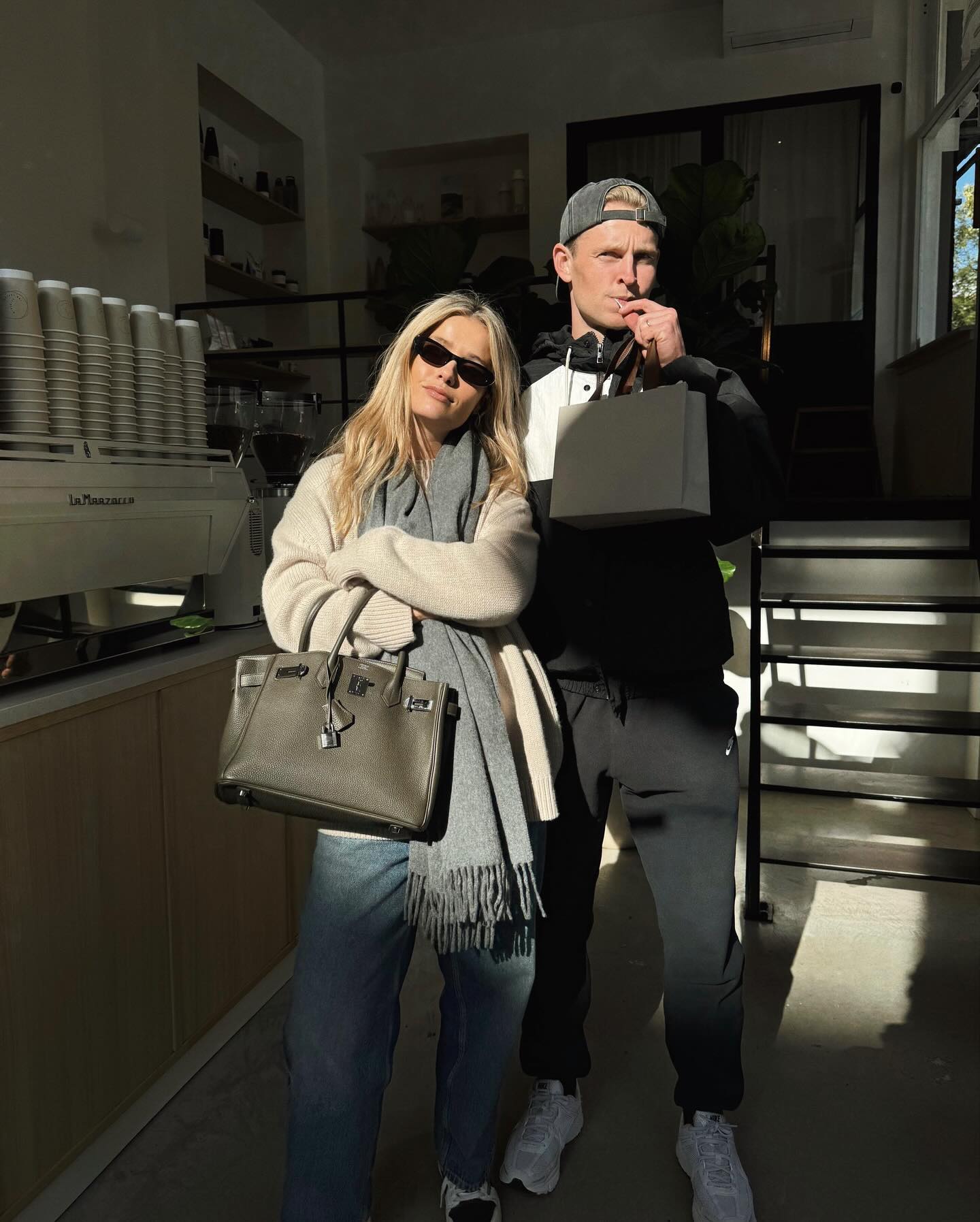 颜值PK!国家德比巴萨太太团:拉菲尼亚妻子、奥尔莫女友......