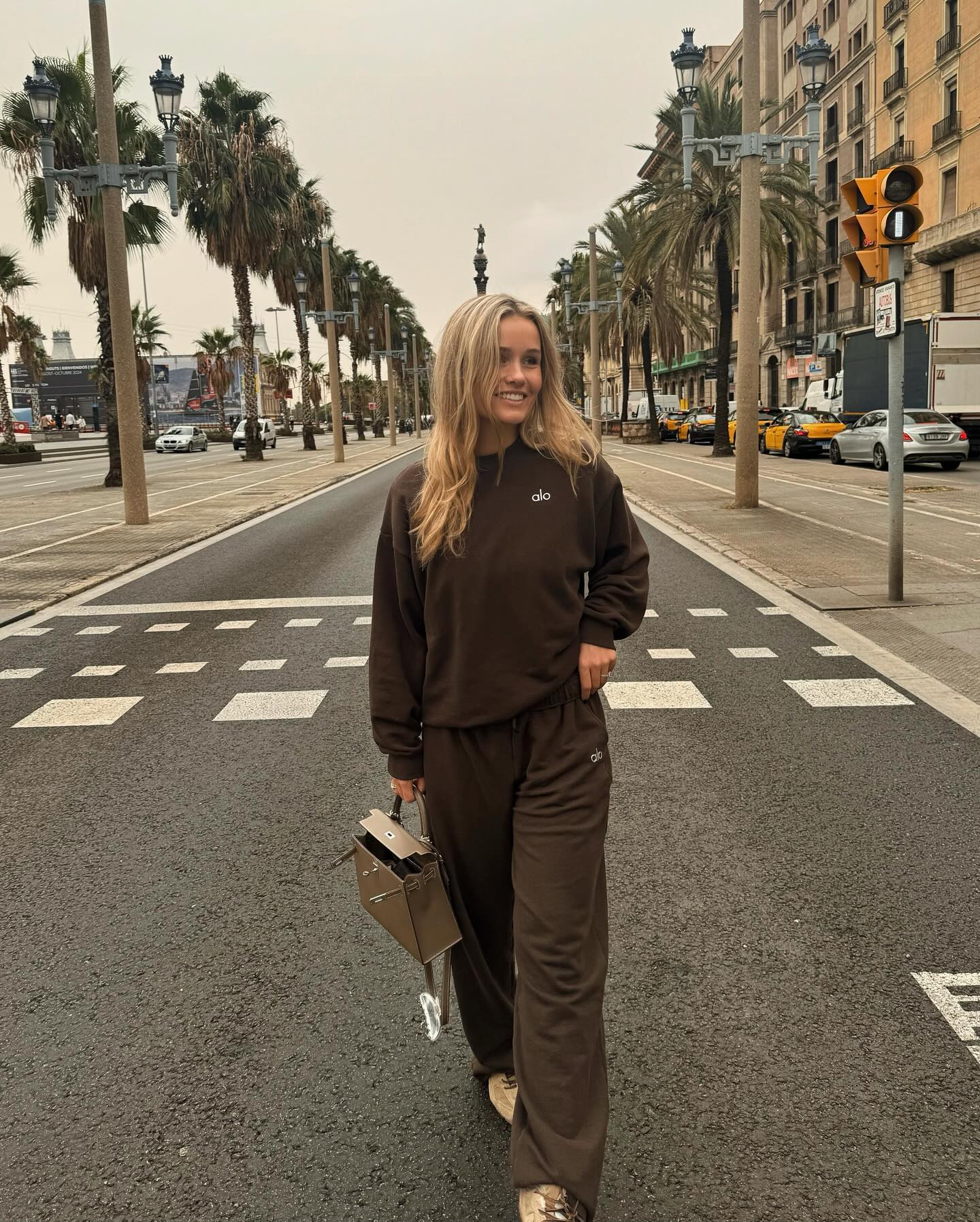 颜值PK!国家德比巴萨太太团:拉菲尼亚妻子、奥尔莫女友......