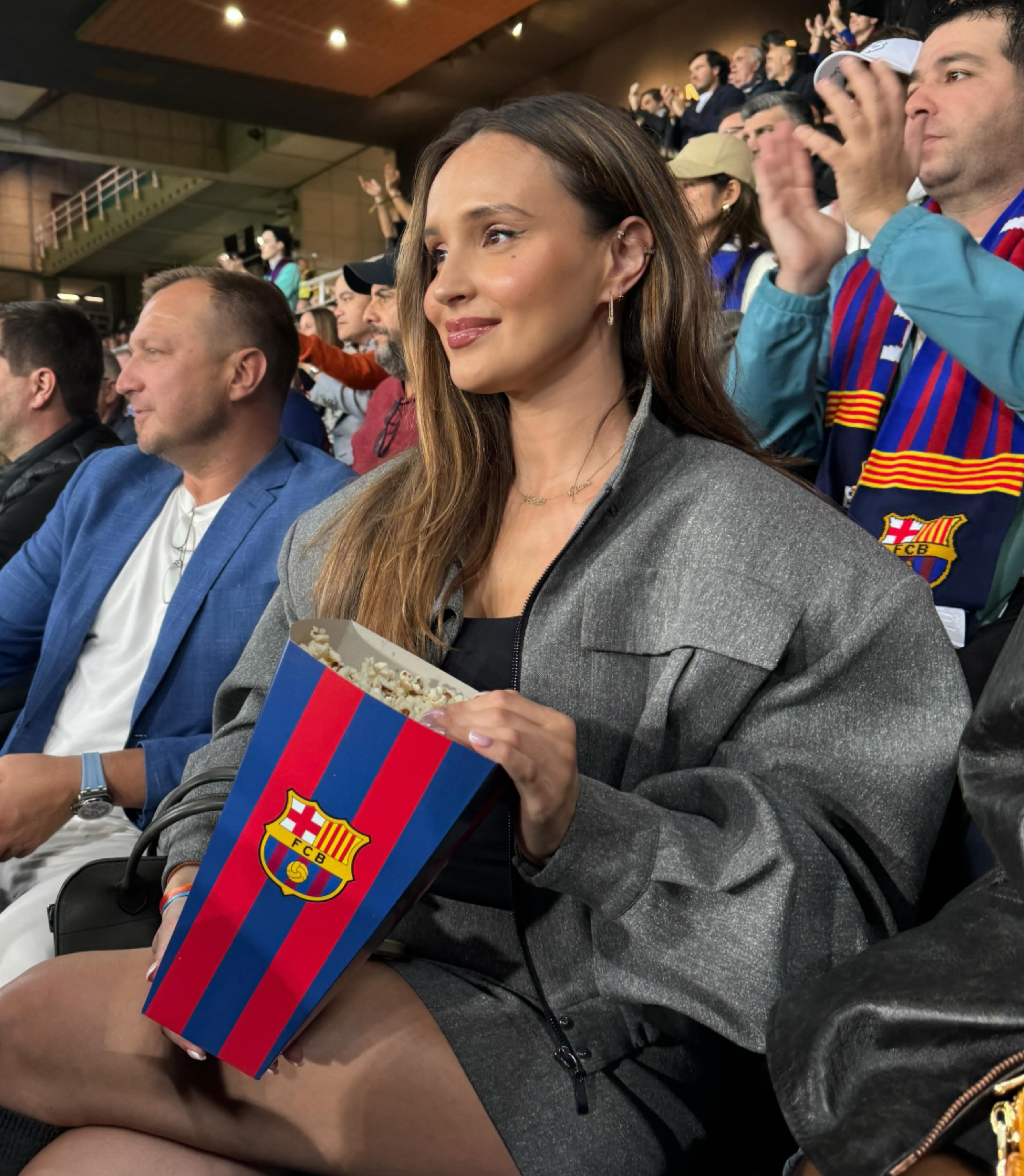 颜值PK!国家德比巴萨太太团:拉菲尼亚妻子、奥尔莫女友......