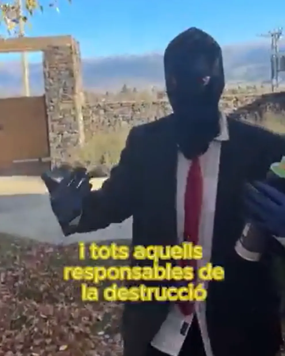 西媒:皮克的豪宅被闯入并留下“富人滚出去”的涂鸦